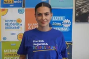 Cleo posa com a camisa da campanha contra violência contra a mulher