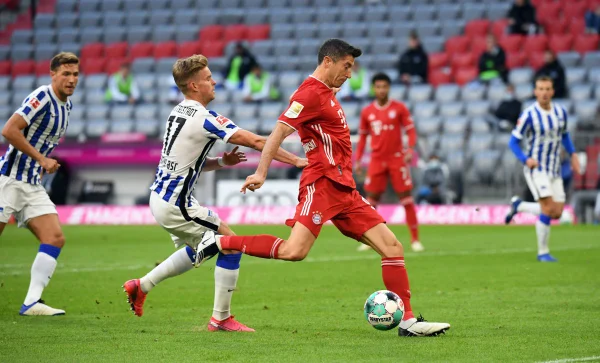 Lewandowski faz 4 gols e comanda vitória do Bayern em jogo emocionante