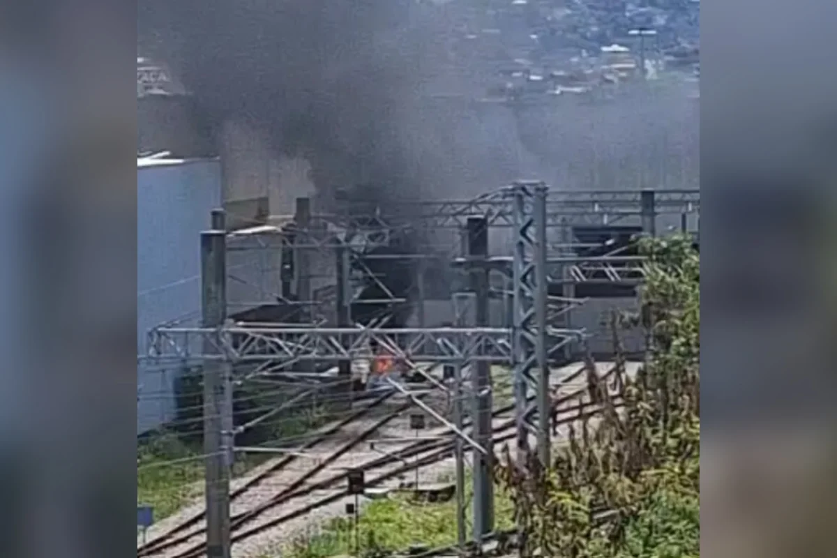 Avião de pequeno porte cai próximo a estação de metrô em BH