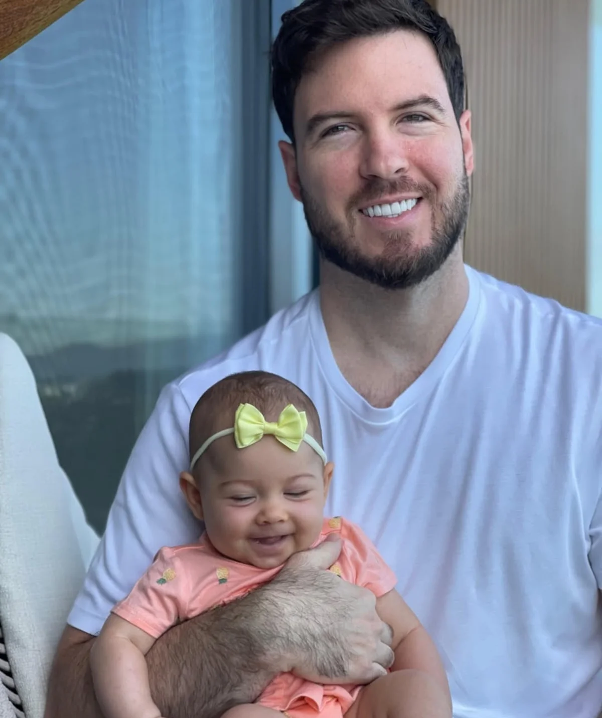 Thiago Nigro posa sorridente com Eloah, de 7 meses Thiago Nigro posa sorridente com Eloah, de 7 meses