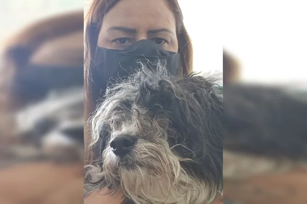 mulher com cão