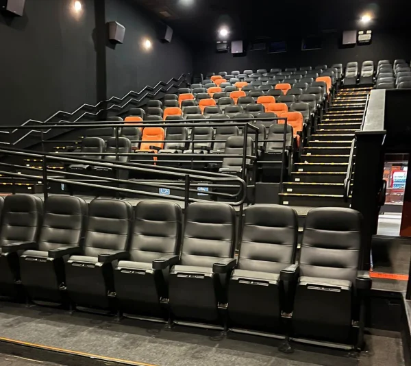 Fotografia colorida mostrando sala de cinema-Metrópoles