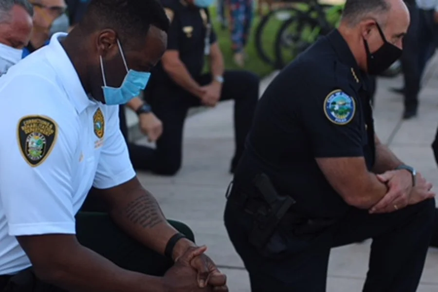 Protestos nos Estados Unidos começaram após a morte de George Floyd, morto pela polícia Protestos nos Estados Unidos começaram após a morte de George Floyd, morto pela polícia