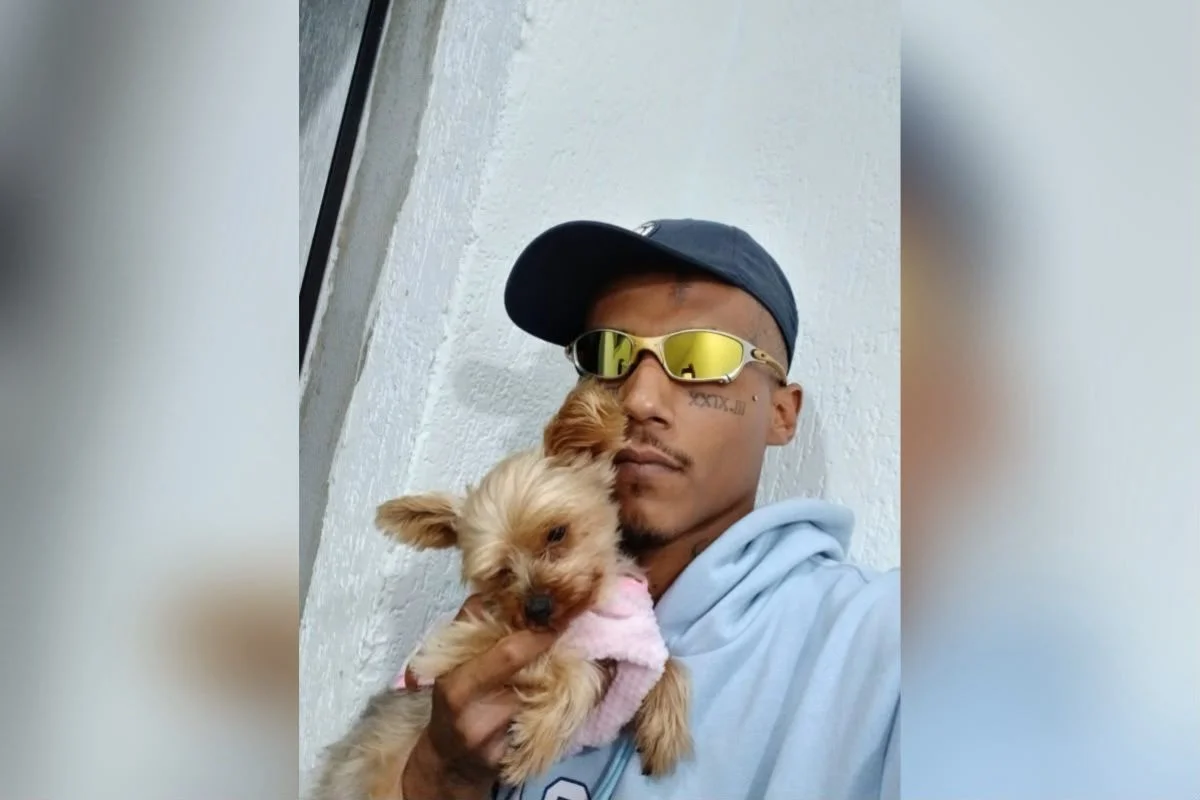 O entregador Matheus Osminio, de 29 anos, encontrou na relação com uma cachorrinha uma chance para recomeçar O entregador Matheus Osminio, de 29 anos, encontrou na relação com uma cachorrinha uma chance para recomeçar