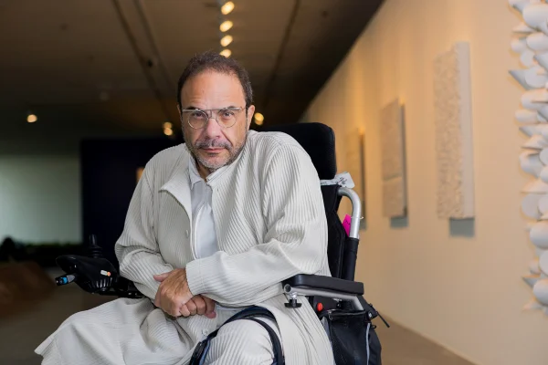 Quem é Marcello Dantas, curador da mostra gratuita de Sergio Camargo