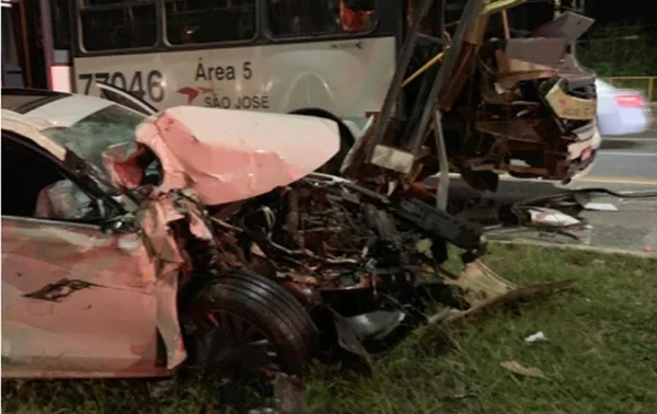 Carro invade faixa exclusiva da EPTG e bate de frente em ônibus