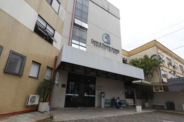 Imagem colorida de hospital Ana Nery, no Rio Grande do Sul, alvo da Polícia Federal - Metrópoles