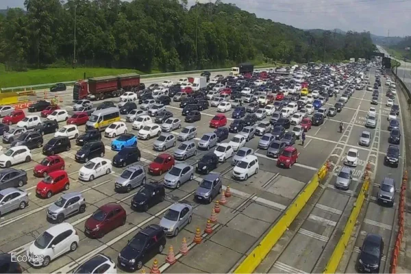 Imagem colorida mostra trânsito em rodovia de SP. Metrópoles