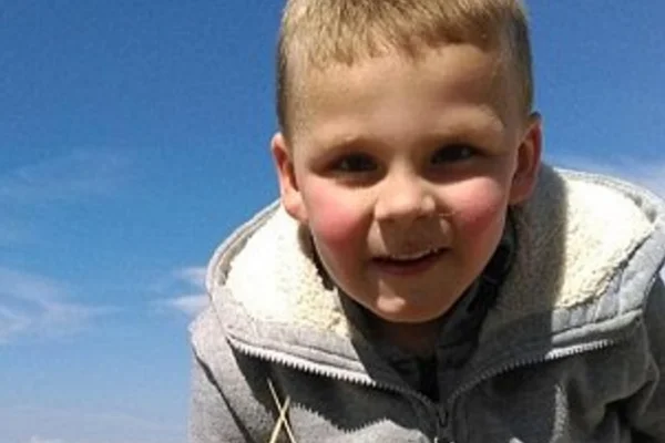 Menino de 5 anos morre após ser castigado por ter feito xixi na cama