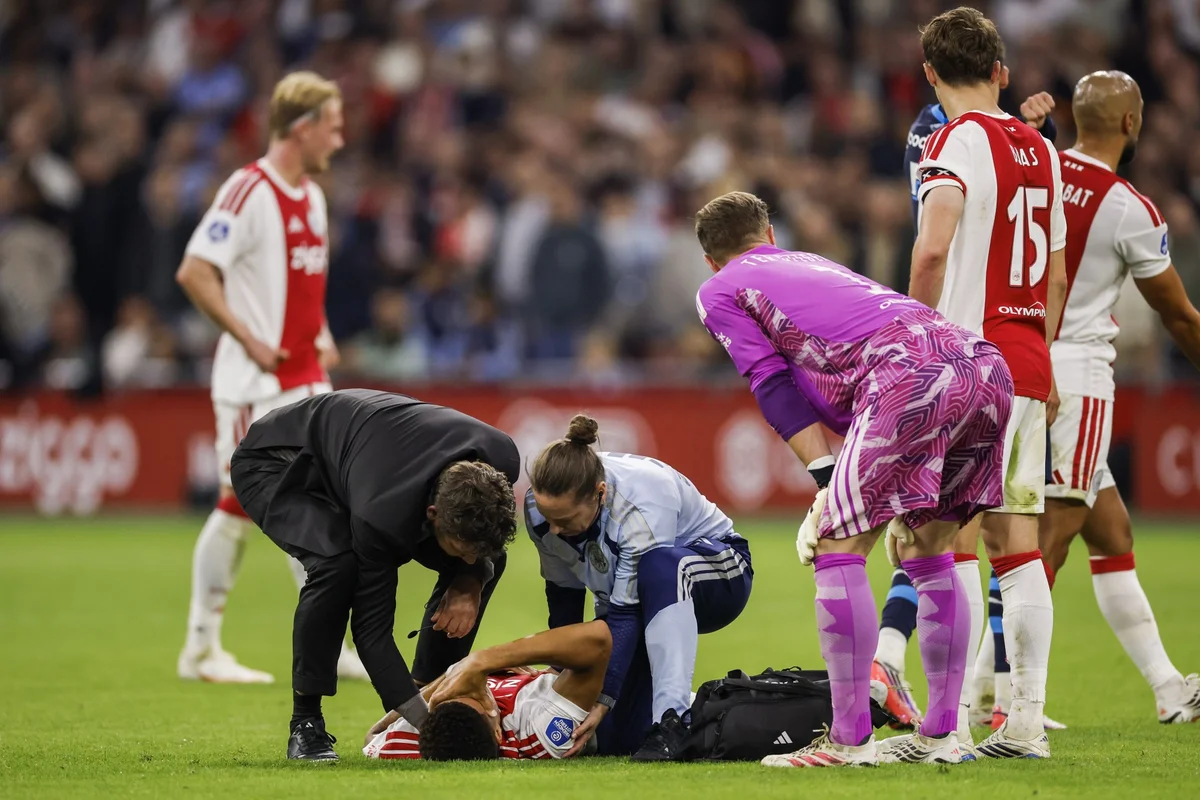 Aaron Bouwman, teve esmagamento pulmonar durante Ajax x PSV. Aaron Bouwman, teve esmagamento pulmonar durante Ajax x PSV.