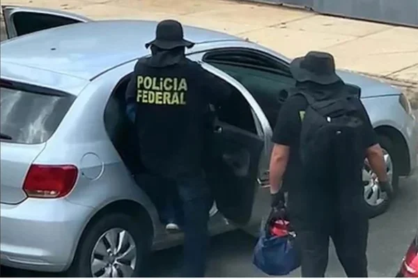 homens com uniforme da PF