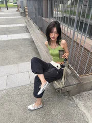 Usado com peças como as calças capri folgadas, o calçado reforça a proposta esportiva do look Usado com peças como as calças capri folgadas, o calçado reforça a proposta esportiva do look