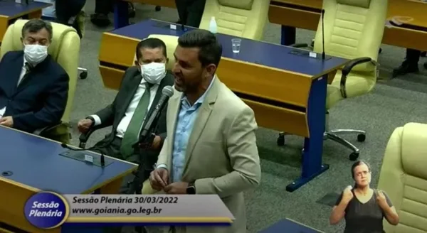 Vídeo: armado em plenário, vereador diz que trocaria tiros com colega