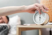 1. Crie uma rotina: procure deitar e levantar nos mesmos horários todos os dias, mesmo nos feriados e fins de semana 1. Crie uma rotina: procure deitar e levantar nos mesmos horários todos os dias, mesmo nos feriados e fins de semana