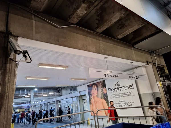 Imagem colorida mostra o teto da estação Osasco, que caiu parcialmente após chuvas - Metrópoles