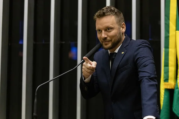 O deputado Mauricio Marcon, do Podemos do Rio Grande do Sul, aponta o dedo indicador durante discurso no plenário da Câmara