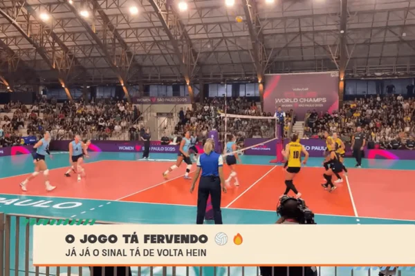 Imagem colorida de jogo de volei transmitido via celular após ventos derrubarem transmissão - Metrópoles