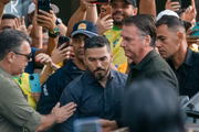 Apoiadores cumprimentam Bolsonaro na chegada ao DF Star