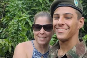 Mãe e filho em um fim de semana em casa