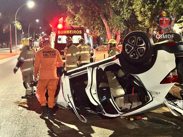 carro capotado em uma via - Metrópoles