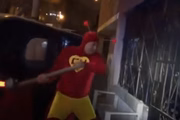 Chapolin arrombando a casa