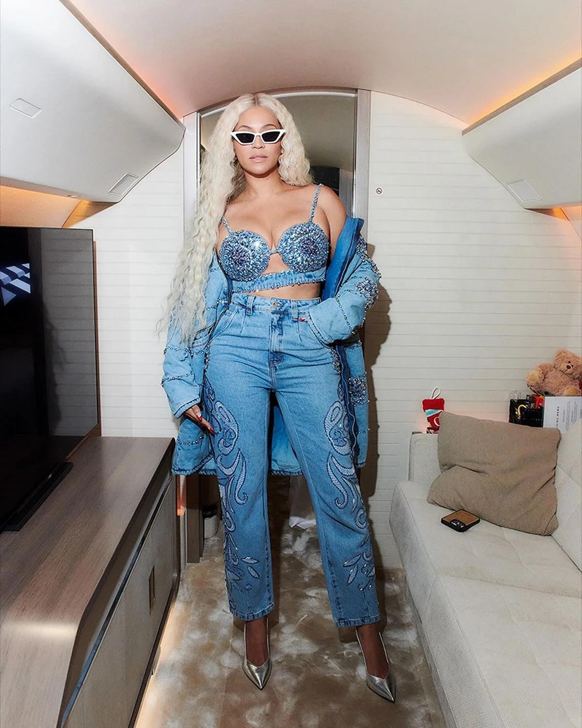 Beyoncé escolheu um conjunto em jeans da marca para desembarcar em Salvador 