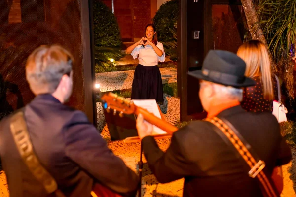 Homens fazem serenata à aniversariante