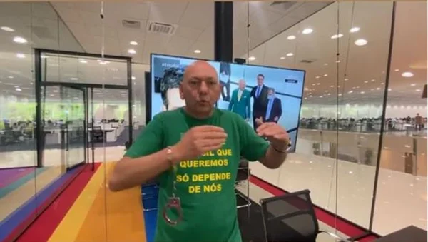 Hang faz vídeo algemado e diz que é para poupar dinheiro do Senado
