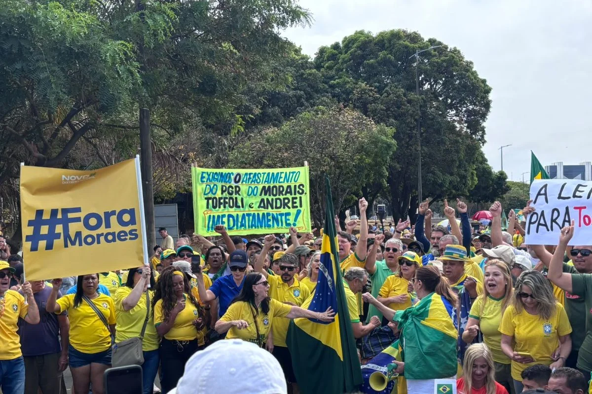 Ato em Brasília pede impeachment de Moraes em meio à crise no STF