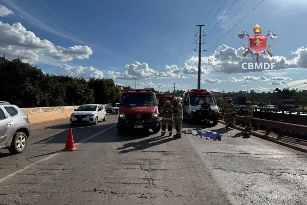 Motociclista de 65 anos morre após colidir em mureta na DF-075