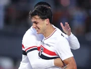 Jogadores do São Paulo comemorando gol