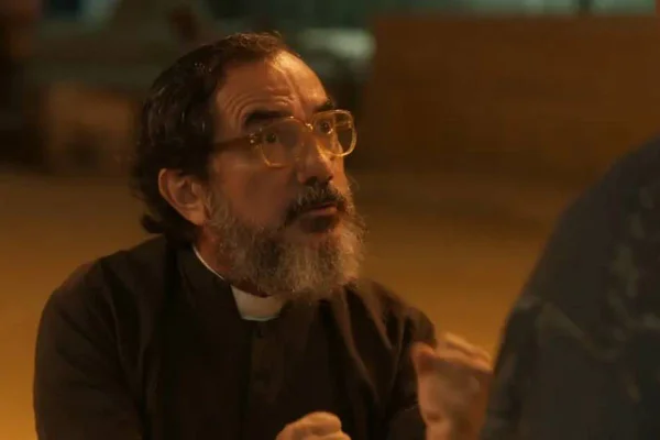 Foto colorida do Padre Zezo, personagem da novela Mar do Sertão - Metrópoles