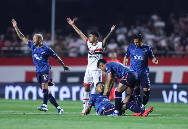 Jogadores do São Paulo e Nacional preocupado com atleta que sofreu arritmia - Metrópoles