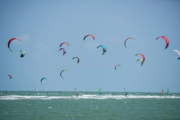 Cidades brasileiras viram point internacional para prática de Kitesurf