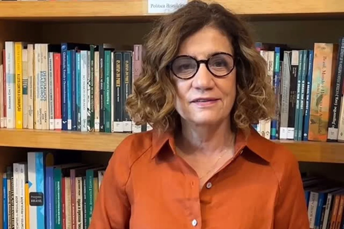 Miriam Leitão posa para as redes sociais de óculos Miriam Leitão posa para as redes sociais de óculos