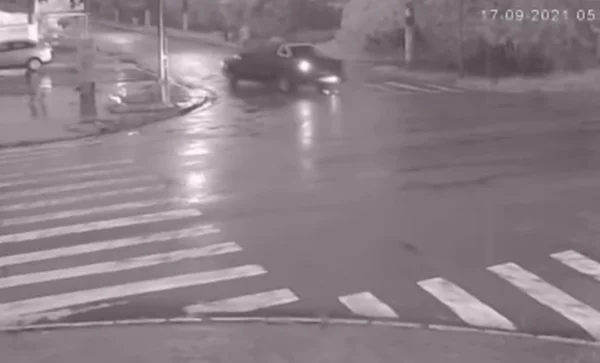 Por segundos, ciclista escapa de ser atropelado por carro desgovernado