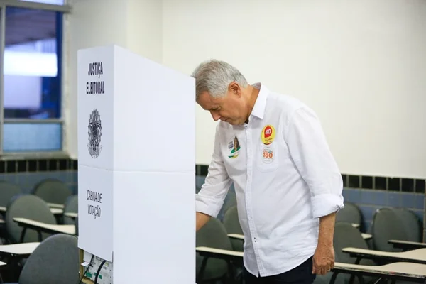 Não há conta que possibilite a reeleição de Rodrigo Rollemberg