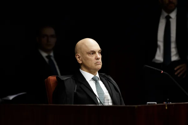 O ministro Alexandre de Moraes faz a leitura do relatório. O julgamento do ex-presidente Jair Bolsonaro (PL) e de mais sete aliados começou às 9h10 desta terça-feira (2/9) na Primeira Turma do Supremo Tribunal Federal (STF). Os cinco ministros da Turma analisam a ação penal sobre suposta trama golpista atribuída ao ex-chefe do Palácio do Planalto e sete réus que visou anular as eleições de 2022 e manter Bolsonaro no poder. - Metrópoles
