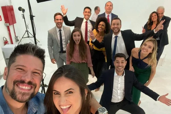 Ex-jornalistas da Globo agitam a web ao posarem juntos na CNN