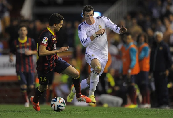 Foto colorida de Bale contra Barta, em Real Madrid x Barcelona - Metrópoles