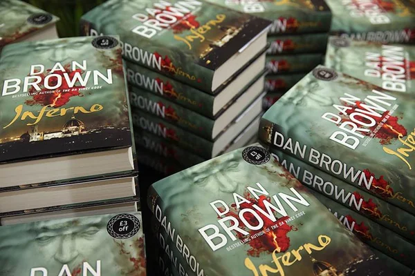 Dan Brown prepara novo livro de sua série best-seller