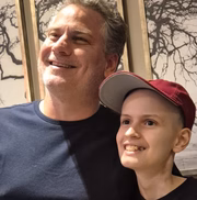 Julio Sérgio Bertagnoli e Enzo posam juntos e sorridentes