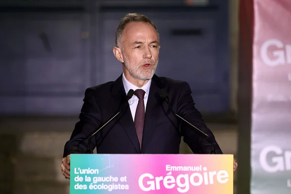 imagem colorida do novo prefeito de paris emmanuel grégoire