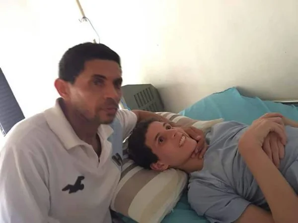 Jovem com doença genética rara precisa de ajuda para comprar comida