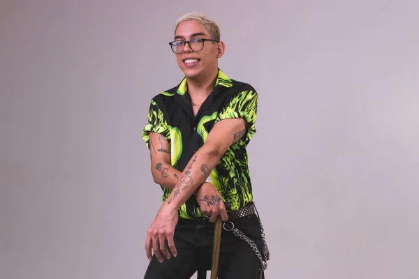 Ivan Baron usando camisa verde sentado - Metrópoles