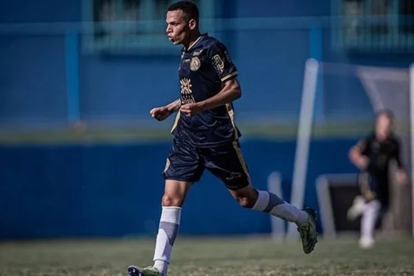 Imagem colorida de Jhonny Reges com uniforme de futebol azul escuro. Ele morreu em acidente em Alto Paraíso de Goiás