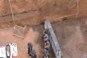 Os agentes localizaram o cadáver em um buraco de 2 metros de profundidade e 40 cm de diâmetro