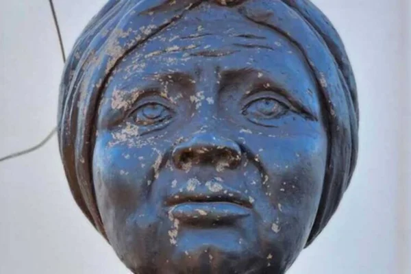 Imagem colorida, Busto de Tia Eva, em frente à Igreja de São Benedito, erguida pela matriarca.- Metrópoles