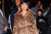 Cardi B posa sorridente para as lentes dos fotógrafos 