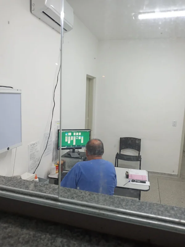 Médico é flagrado jogando paciência em hospital de SP: “Cara de pau” - destaque galeria Médico é flagrado jogando paciência em hospital de SP: “Cara de pau” - destaque galeria
